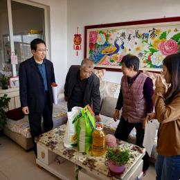 達茂旗太平村節(jié)前慰問曖民心